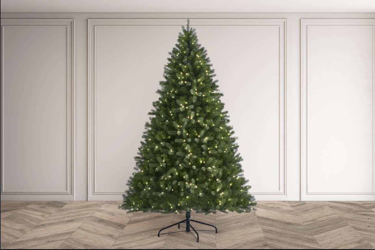 ARUNDEL SPRUCE 7.5ft Pre-Lit Christmas Tree – 650 LED, 8 Function